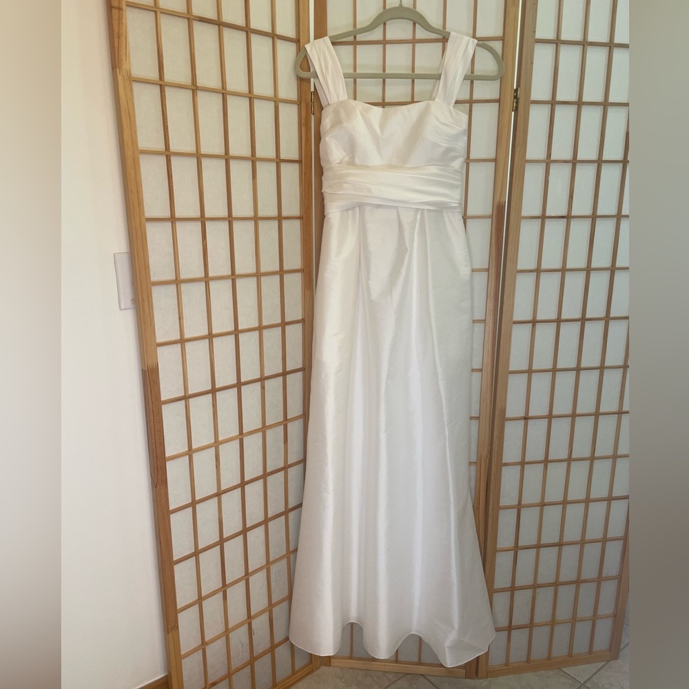 Jim Hjelm Occasions White Taffeta Gown Sz 6